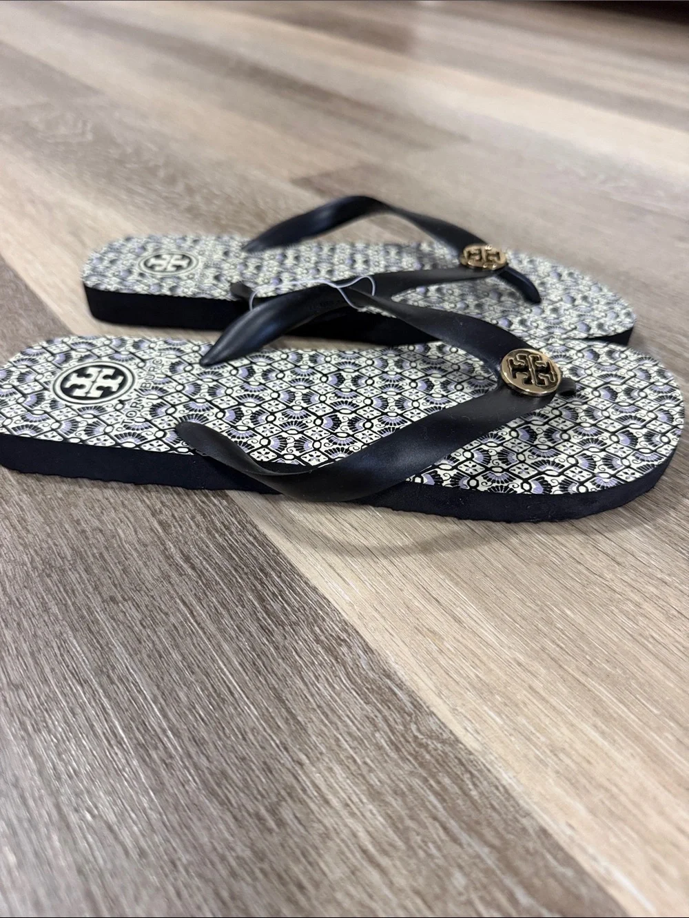 🆕 Tory Burch Black Strappy Logo Patterned Flip Flops